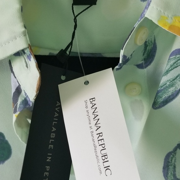 Banana Republic blouse, size medium, brand new wit - Picture 2 of 5